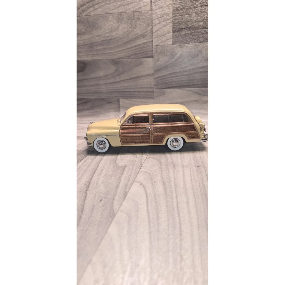 Danbury Mint 1:24 Scale 1949 Mercury Station Wagon Diecast Model Car